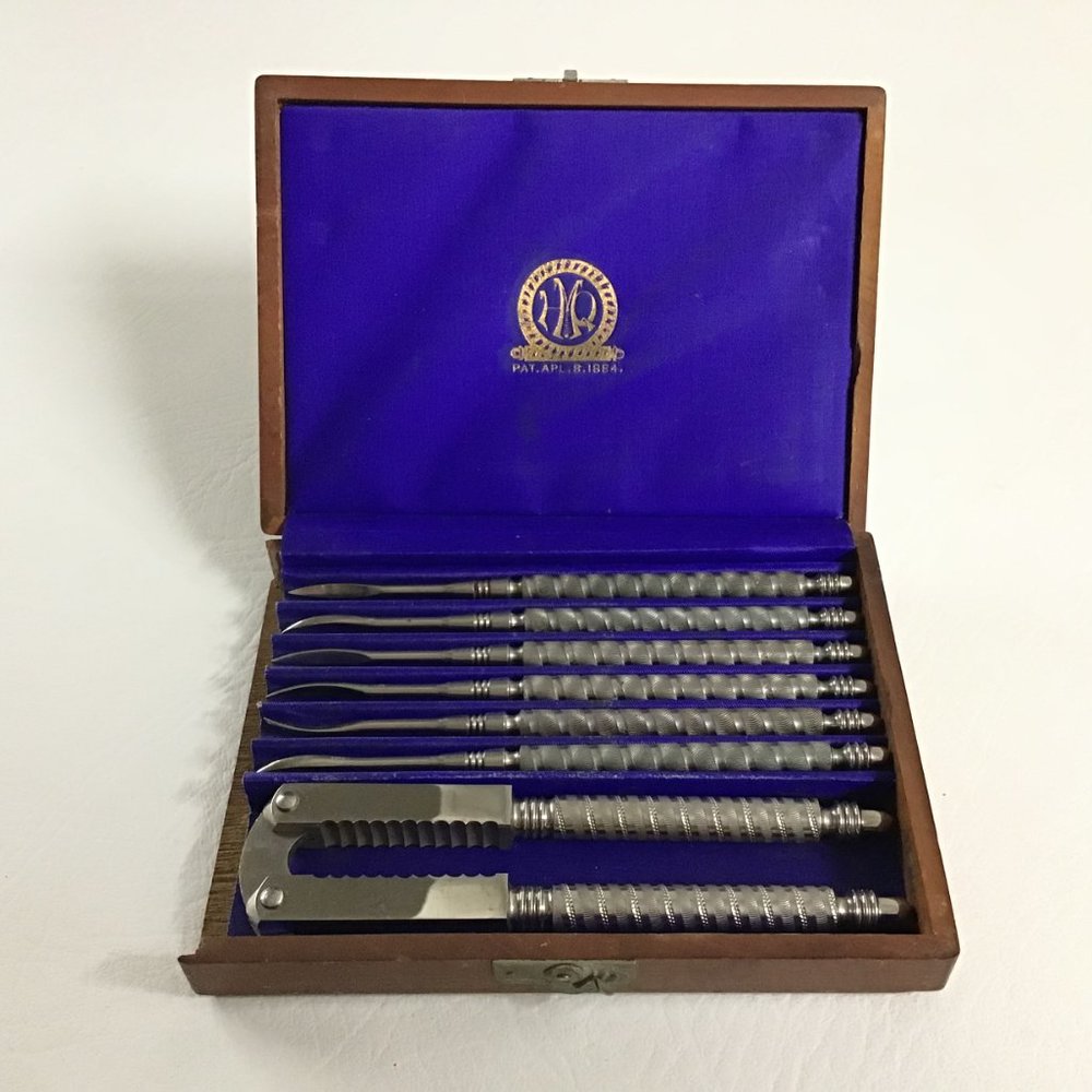 HMQ  Nutcracker set in wood box, vintage  (box is broken)